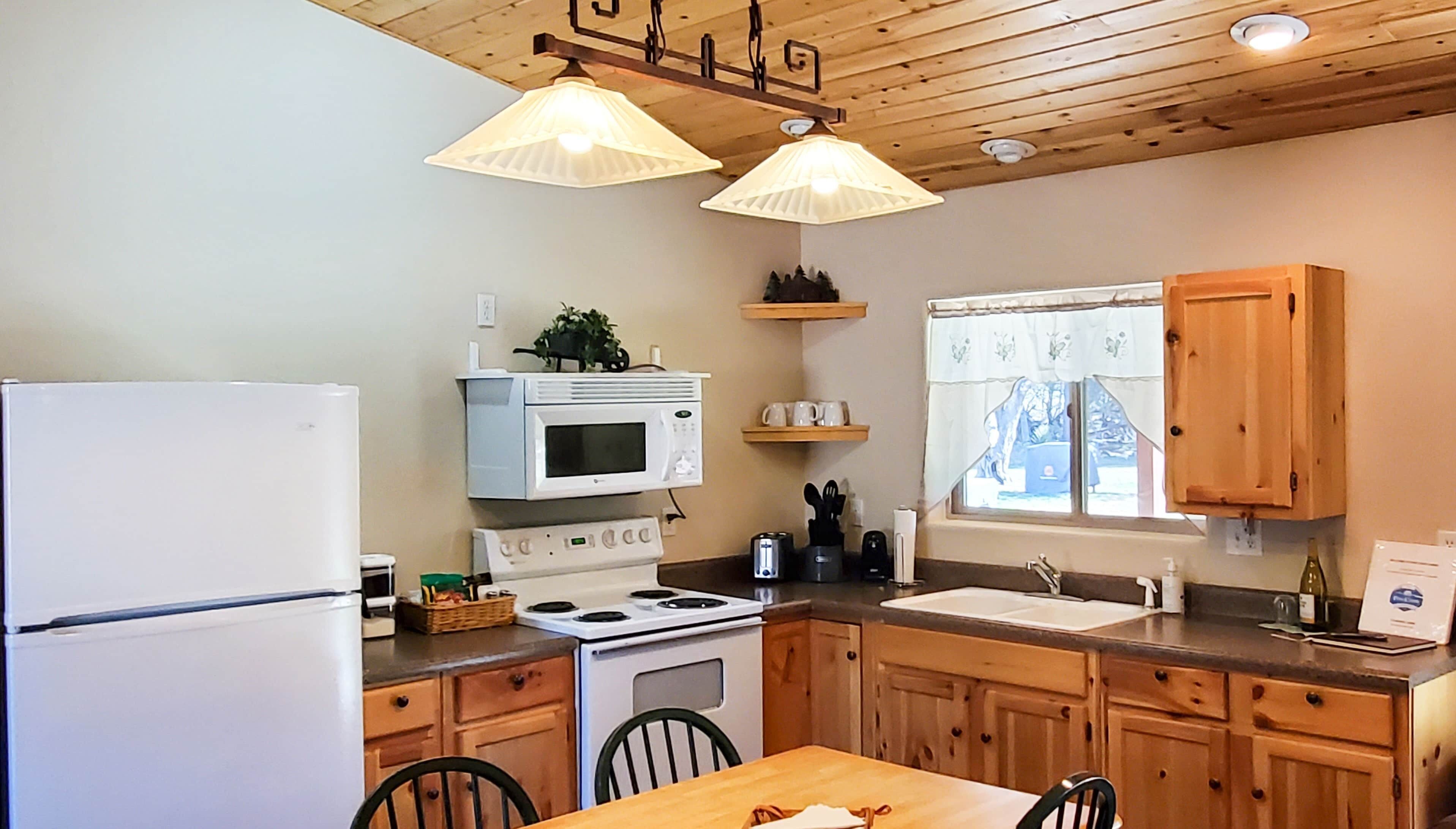 Køleskab, mikrobølgeovn, ovn, kogeplade