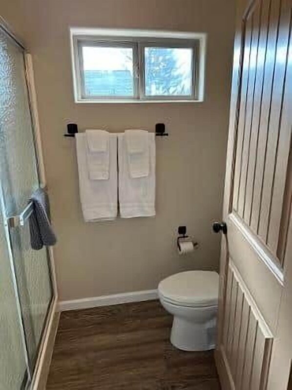 Hair dryer, towels - Pine Creek Cabins - Cabin 3B (Pine)