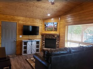 Una televisión, una chimenea