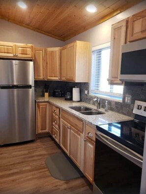 Refrigerador, microondas, horno y parrilla de estufa 