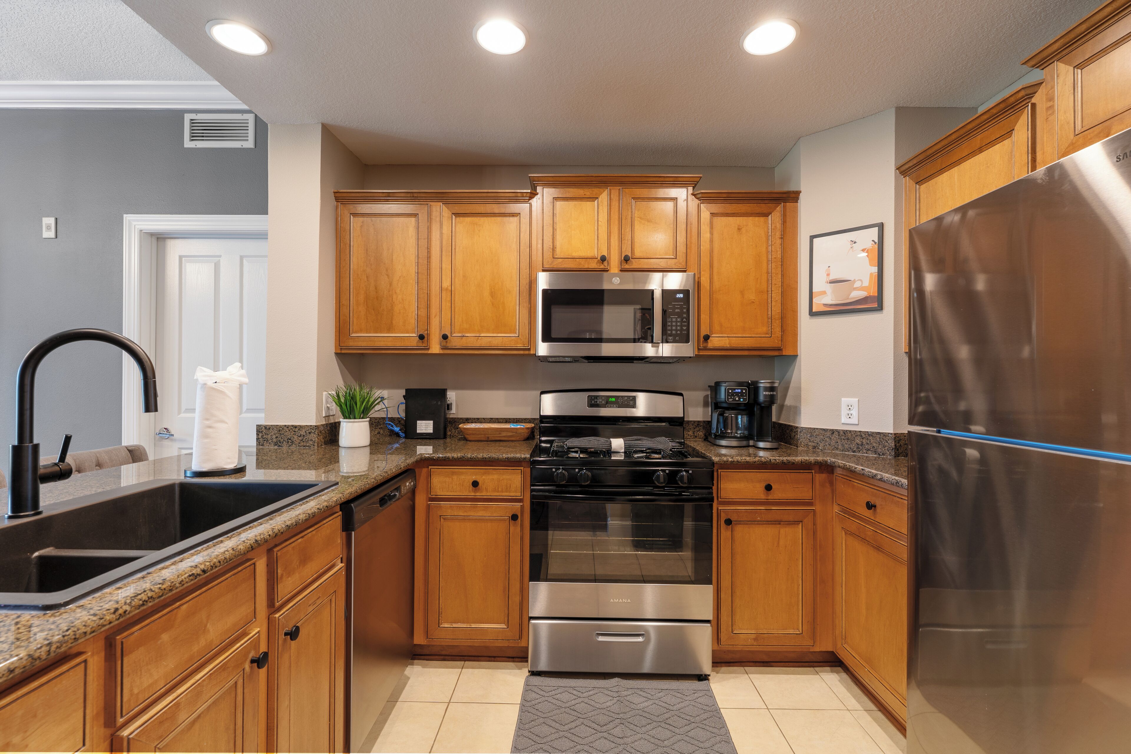 Microondas, horno, parrilla de estufa y lavavajillas 