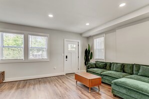 Een smart-tv en boeken