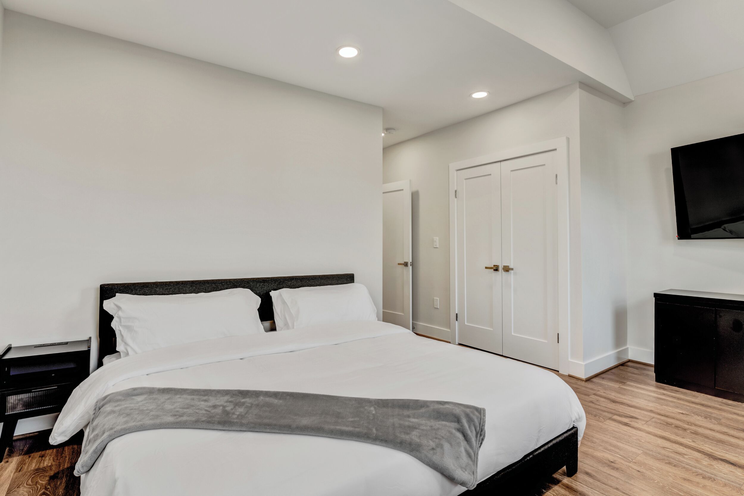 4 bedrooms, desk, iron/ironing board, free WiFi