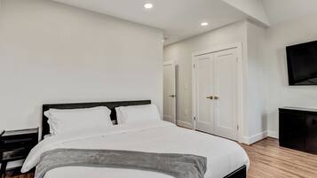 4 bedrooms, desk, iron/ironing board, free WiFi