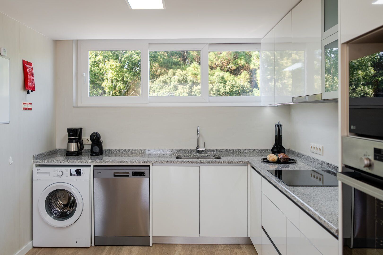 Een koelkast, een magnetron, een oven, een kookplaat