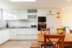 Een koelkast, een magnetron, een oven, een kookplaat