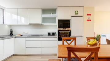 Coffee/tea maker, fridge, microwave, oven