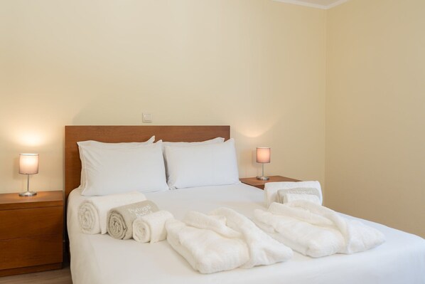 3 slaapkamers, een strijkplank/strijkijzer, internet, beddengoed