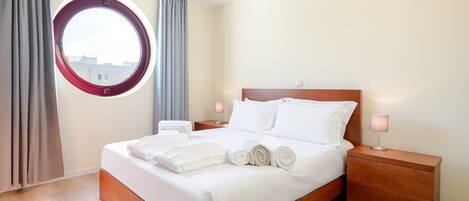 3 bedrooms, iron/ironing board, internet, bed sheets