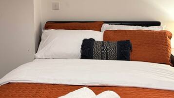 2 bedrooms, iron/ironing board, WiFi