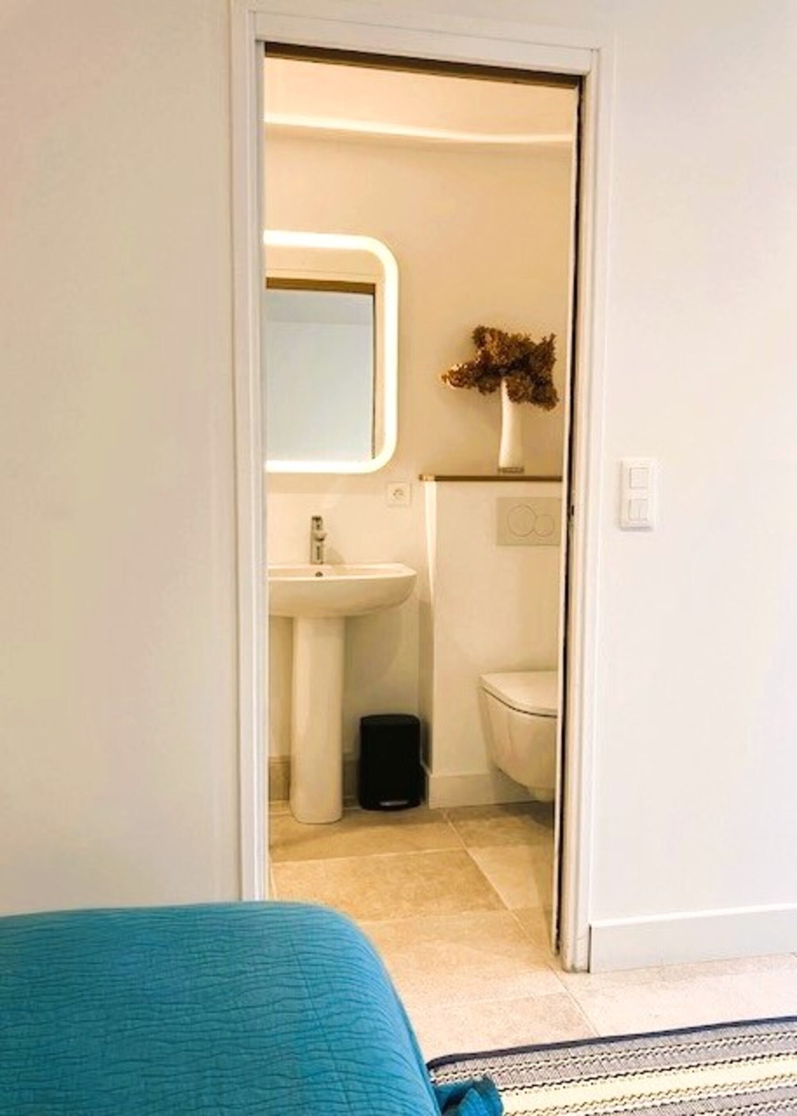 Haartrockner, Handtücher, Seife, Toilettenpapier