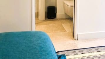 Secadora de cabello, toallas, jabón, papel de baño