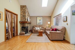 Living area - Charming 3-bedroom condo with AC in Boulder (Boulder)