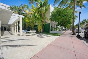 تناول الطعام بالخارج