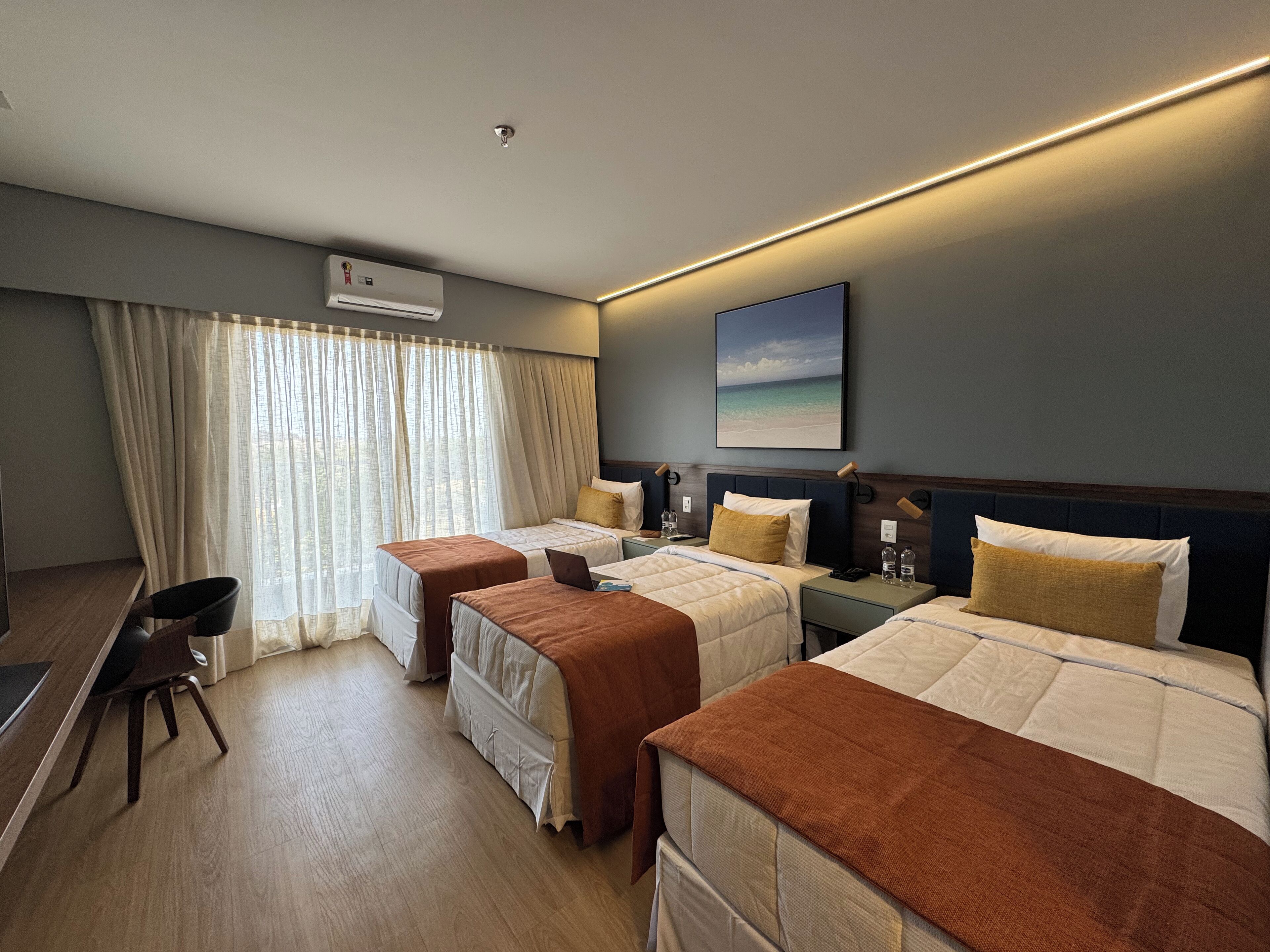 Quarto triplo superior | Cofres nos quartos, espaço de trabalho para notebook, Wi-Fi de cortesia