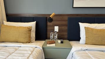 Superior driepersoonskamer | Een kluis op de kamer, een laptopwerkplek, gratis wifi, beddengoed