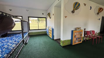 Zona de jocs infantil: coberta