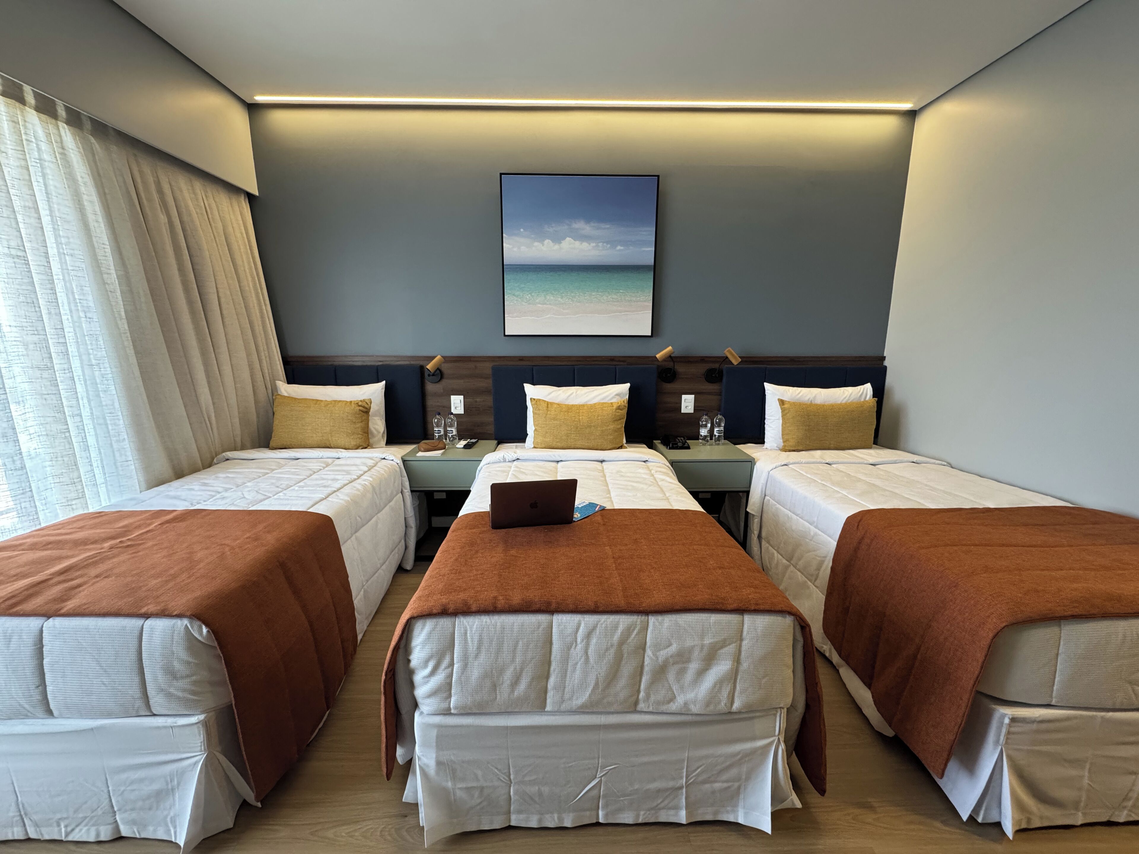 高级三人房 | 客房内保险箱、笔记本电脑工作区、免费 WiFi、床单