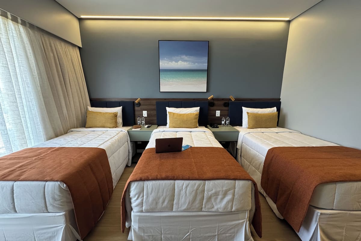 高级三人房 | 客房内保险箱、笔记本电脑工作区、免费 WiFi、床单