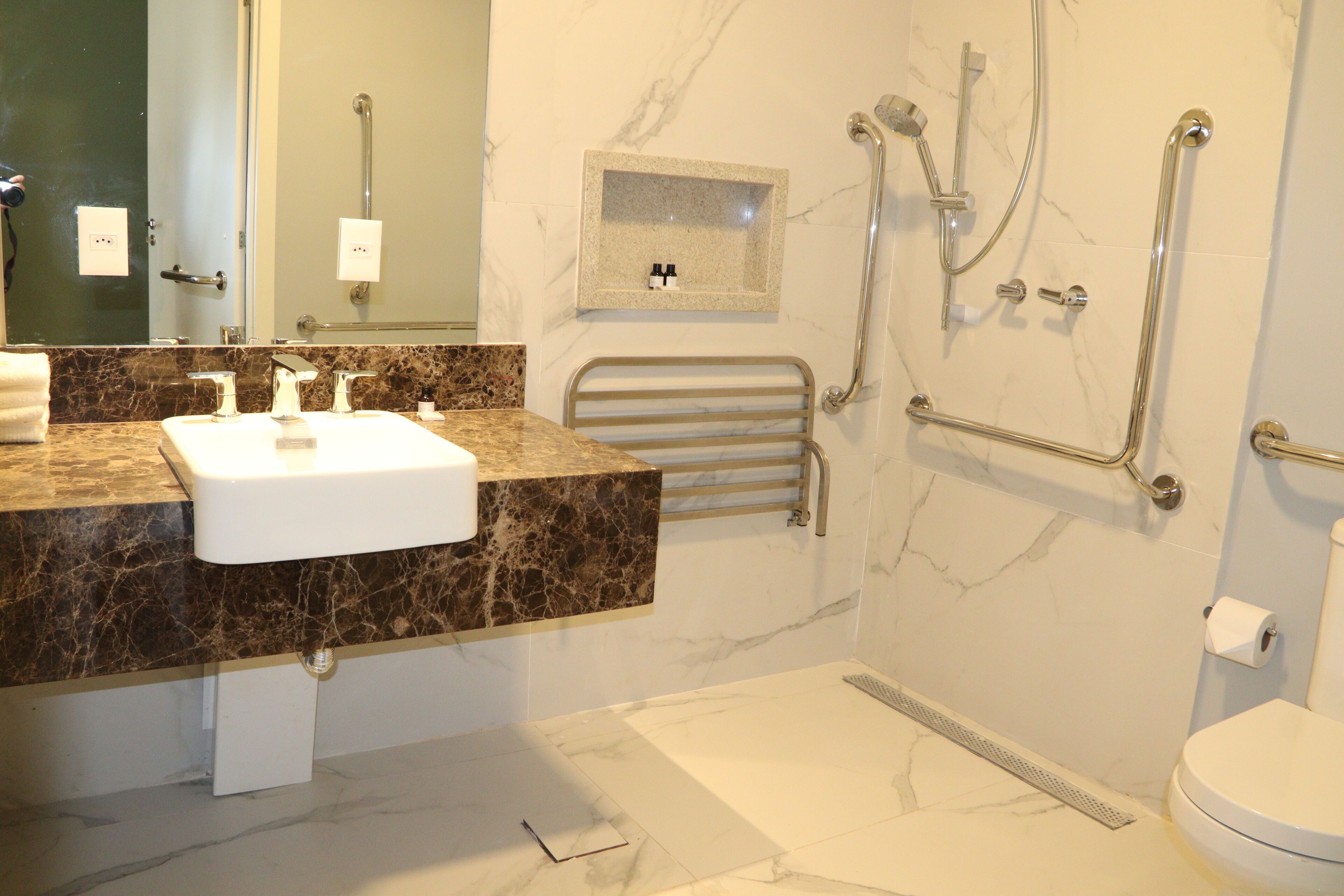 Chambre Double Supérieure, accessible aux personnes à mobilité réduite | Salle de bain