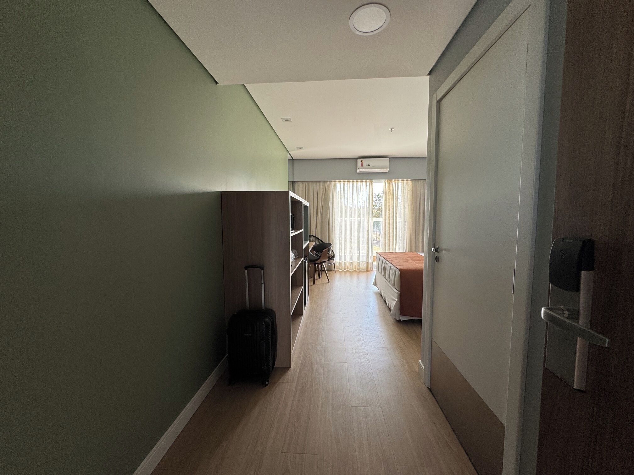 客房内保险箱、笔记本电脑工作区、免费 WiFi、床单