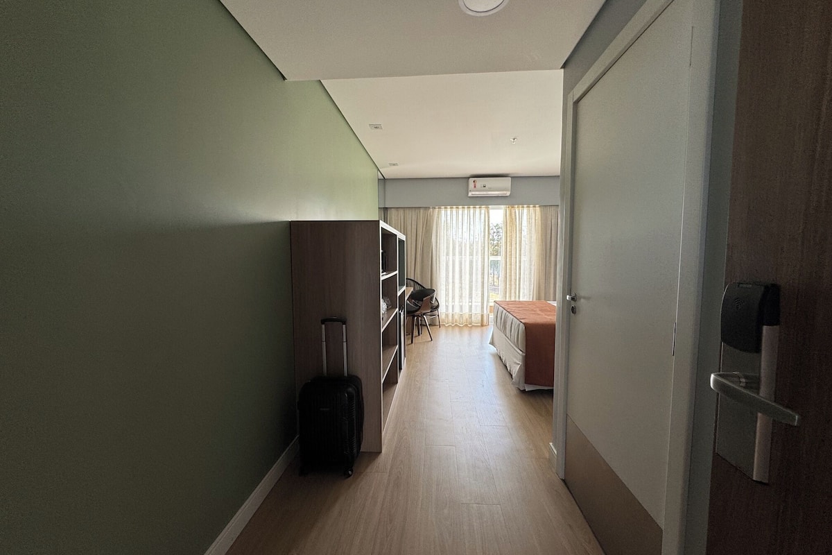 客房内保险箱、笔记本电脑工作区、免费 WiFi、床单