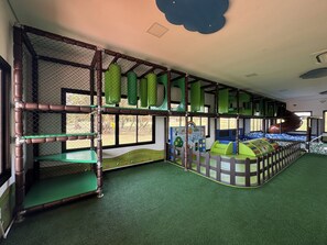 Área de juegos infantiles techada