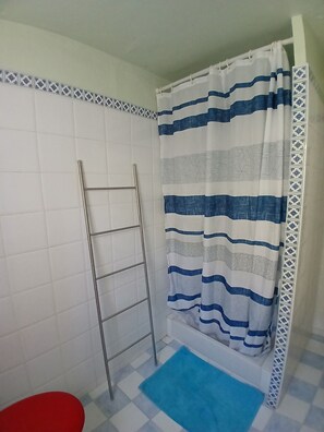 Dusche, Bidet, Handtücher, Seife