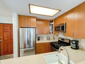 Réfrigérateur, four à micro-ondes, un four, surface de cuisson