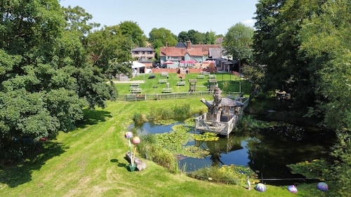 1 Cosy Cabin at 15th C Pub