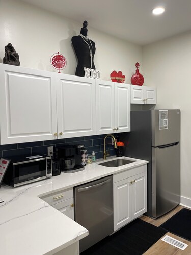 Ruby Red Haven – Chic Downtown Retreat Dayton