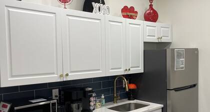 Ruby Red Haven – Chic Downtown Retreat Dayton