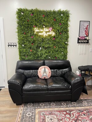 Interior - Ruby Red Haven – Chic Downtown Retreat Dayton (Dayton)