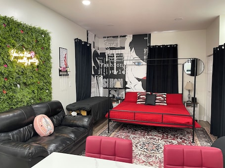 1 Schlafzimmer, Bügeleisen/Bügelbrett, WLAN, Bettwäsche. Ruby Red Haven – Chic Downtown Retreat Dayton