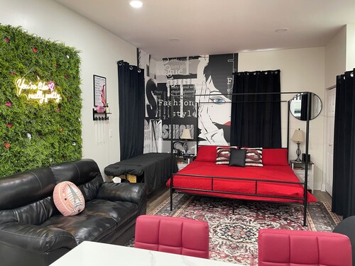 Ruby Red Haven – Chic Downtown Retreat Dayton