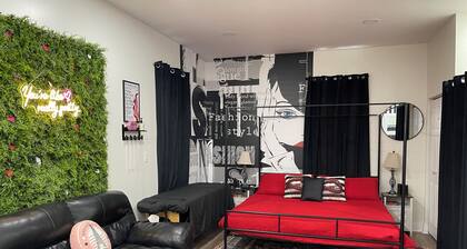 Ruby Red Haven – Chic Downtown Retreat Dayton