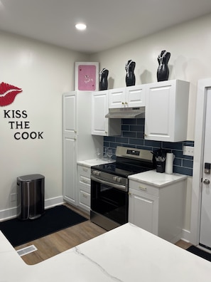 Private kitchen - Ruby Red Haven – Chic Downtown Retreat Dayton (Dayton)