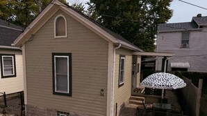 Une maison de plain-pied avec un porche à l’avant et un patio couvert.
