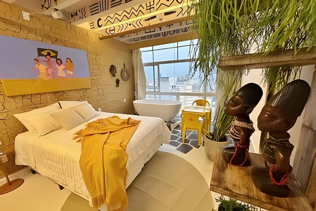 Une chambre à coucher moderne avec un grand lit, une baignoire et une vue sur la ville.