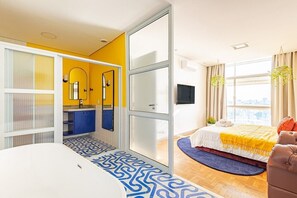 Apartamento design, 1 quarto, banheira, vista para a cidade | Ferros/tábuas de passar roupa, Wi-Fi de cortesia
