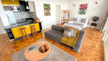 Apartamento standard | Área de estar | TV de tela plana