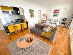 Departamento estándar | Área de sala de estar | Televisión de pantalla plana