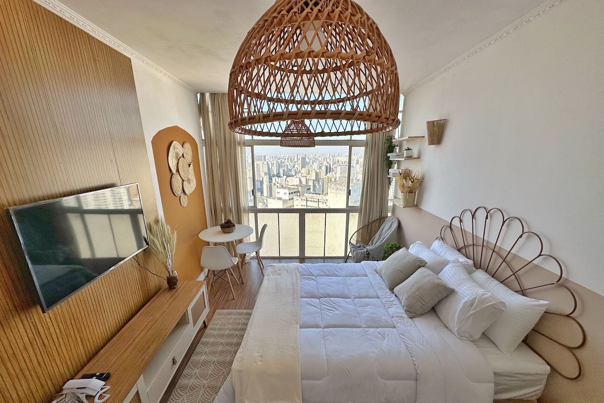 Estudio económico, vista a la ciudad | Tabla de planchar con plancha, wifi gratis y ropa de cama