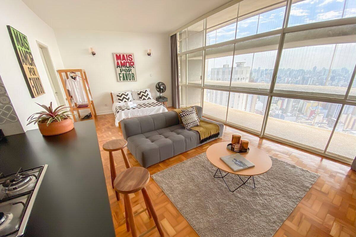 Un salon moderne avec un canapé, une table basse et un coin repas.