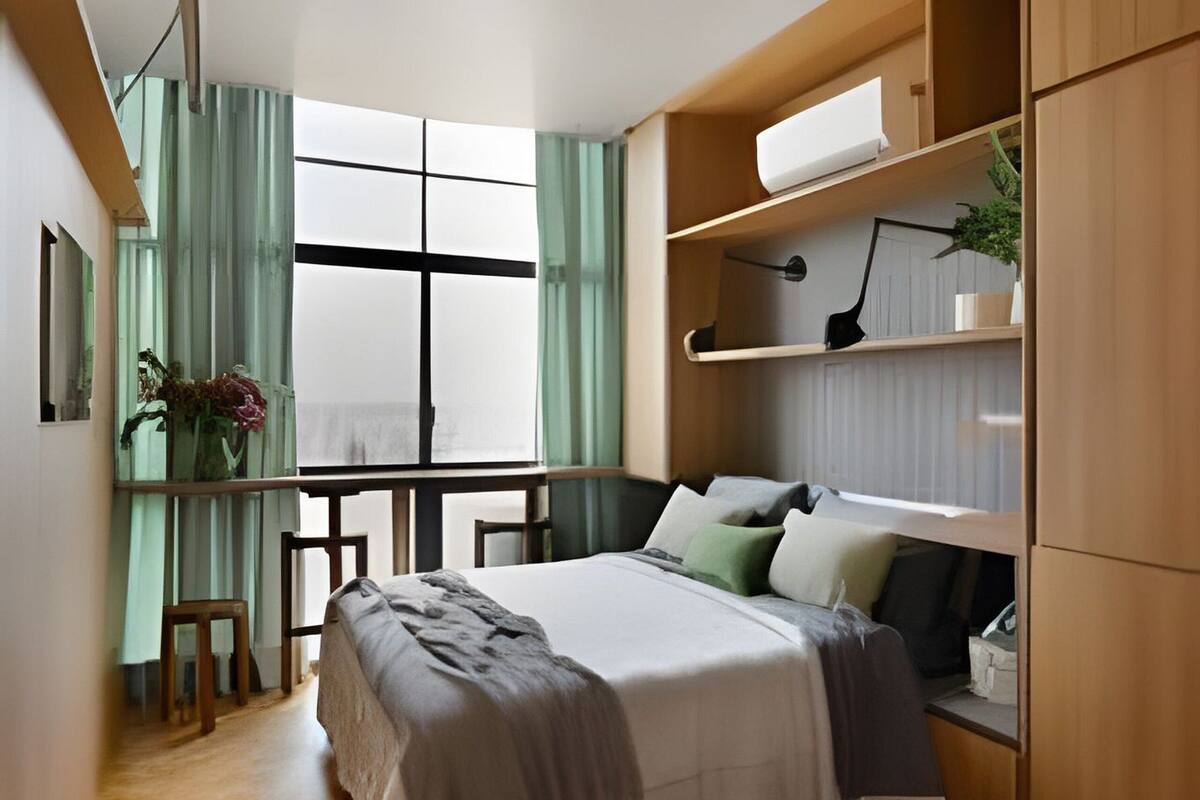 Une chambre à coucher avec un lit, un bureau et une fenêtre.