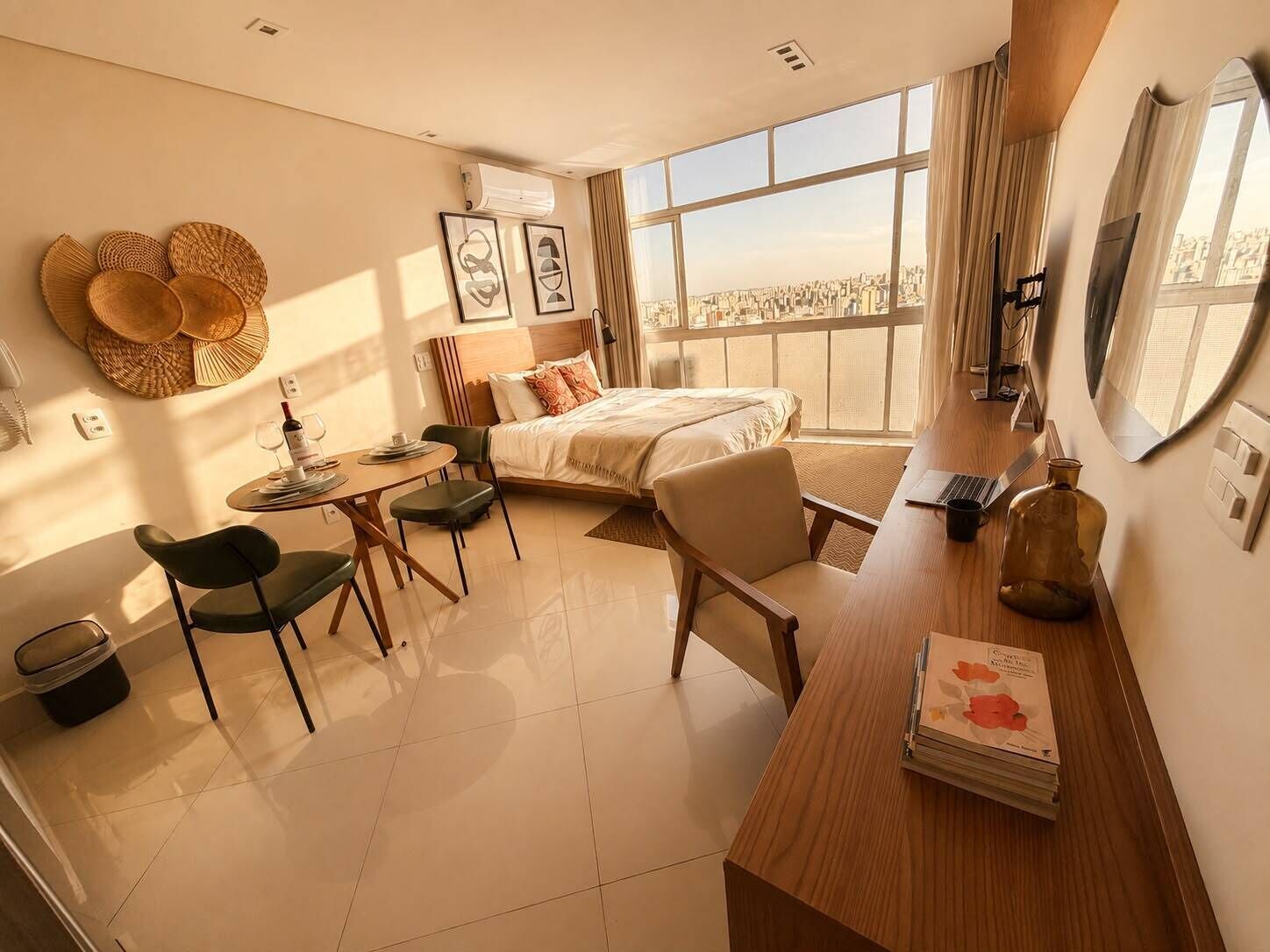 Estudio empresarial, vista a la ciudad | Cortinas blackout, tabla de planchar con plancha y wifi gratis 