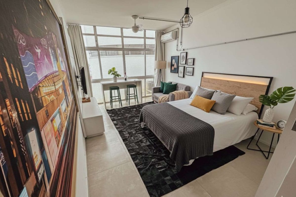 Business Studio | Blackout drapes, iron/ironing board, WiFi (free), bed sheets