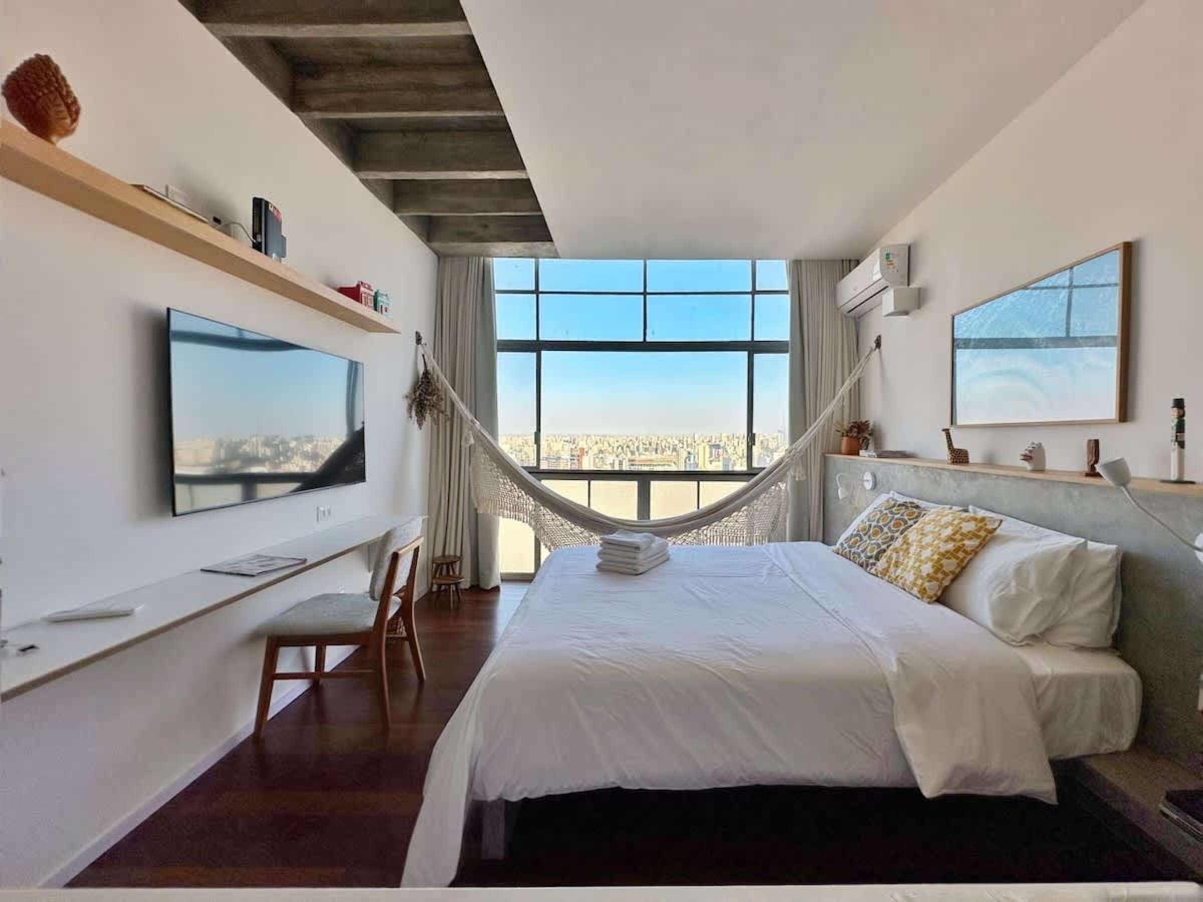 Standard Studio, City View | Blackout drapes, iron/ironing board, WiFi (free), bed sheets
