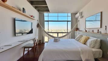 Standard Studio, City View | Blackout drapes, iron/ironing board, WiFi (free), bed sheets