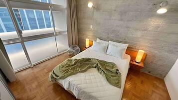 Studio tiện nghi đơn giản, 1 giường cỡ queen | Màn/rèm cản sáng, bàn ủi/dụng cụ ủi quần áo